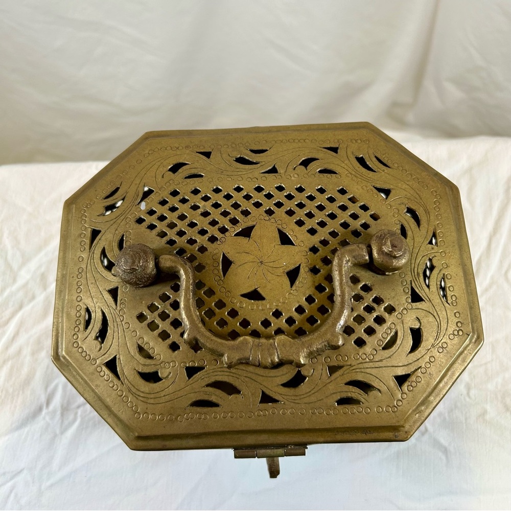 Vintage MCM Large Indian Made Brass Cut-Out Lotus Cricket Incense Box - Picture 4 of 15